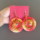 Brinco Esfera de Crochê Bordado Com Contas de Madeira.